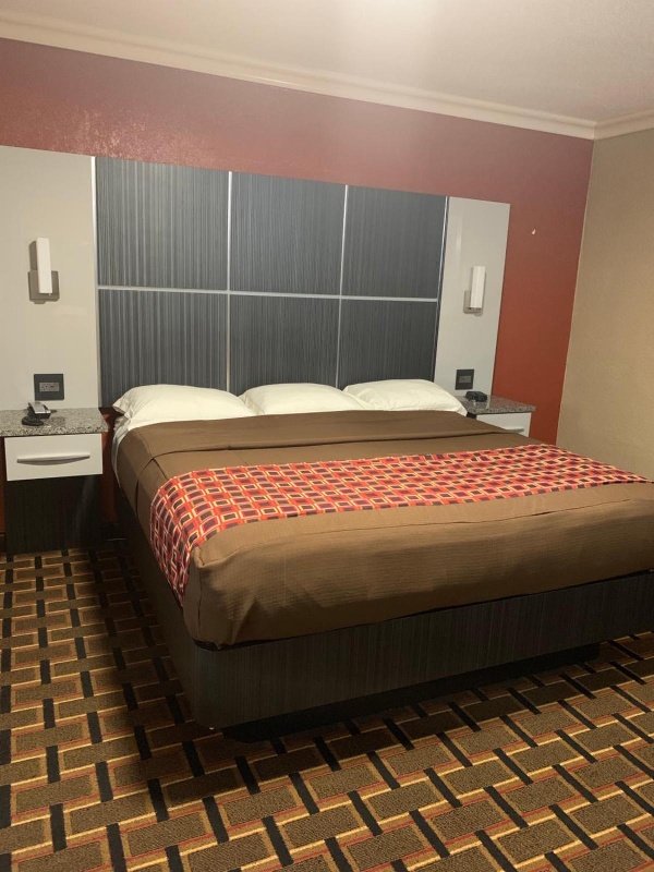 Budget Inn Lake Wales image 3